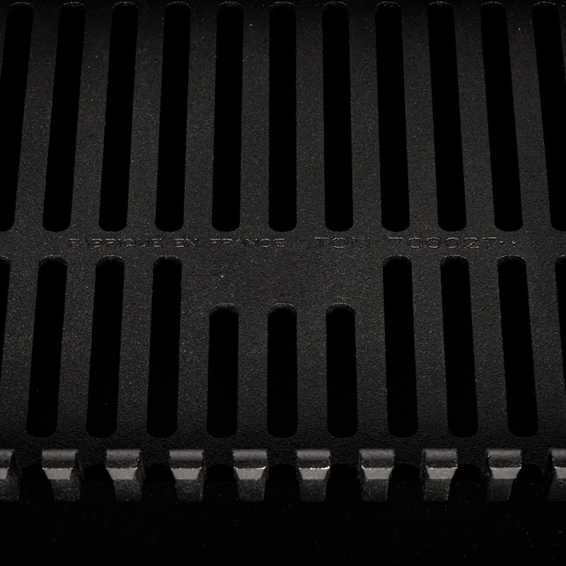 Insert charbon de bois avec foyer horizontal détail fonte