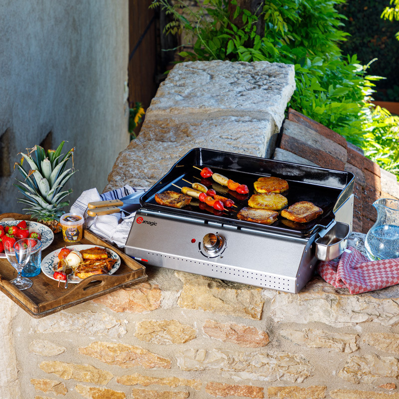Photo d'ambiance de la plancha électrique en mode cuisson, modèle Télia