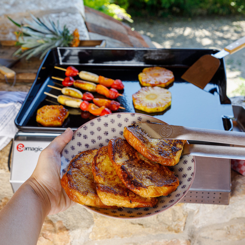 Photo d'ambiance de la plancha électrique en mode cuisson, modèle Télia