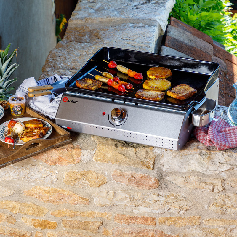 Photo d'ambiance de la plancha électrique en mode cuisson, modèle Télia
