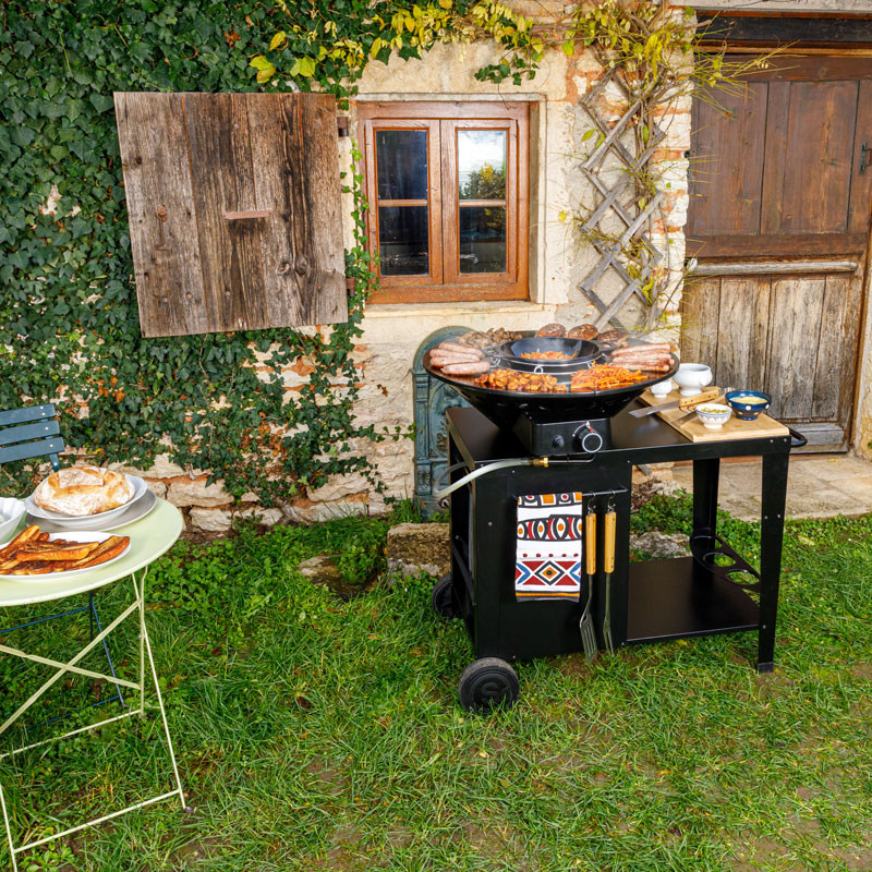 Braséro de cuisson à Gaz en acier laqué sur pieds en ambiance