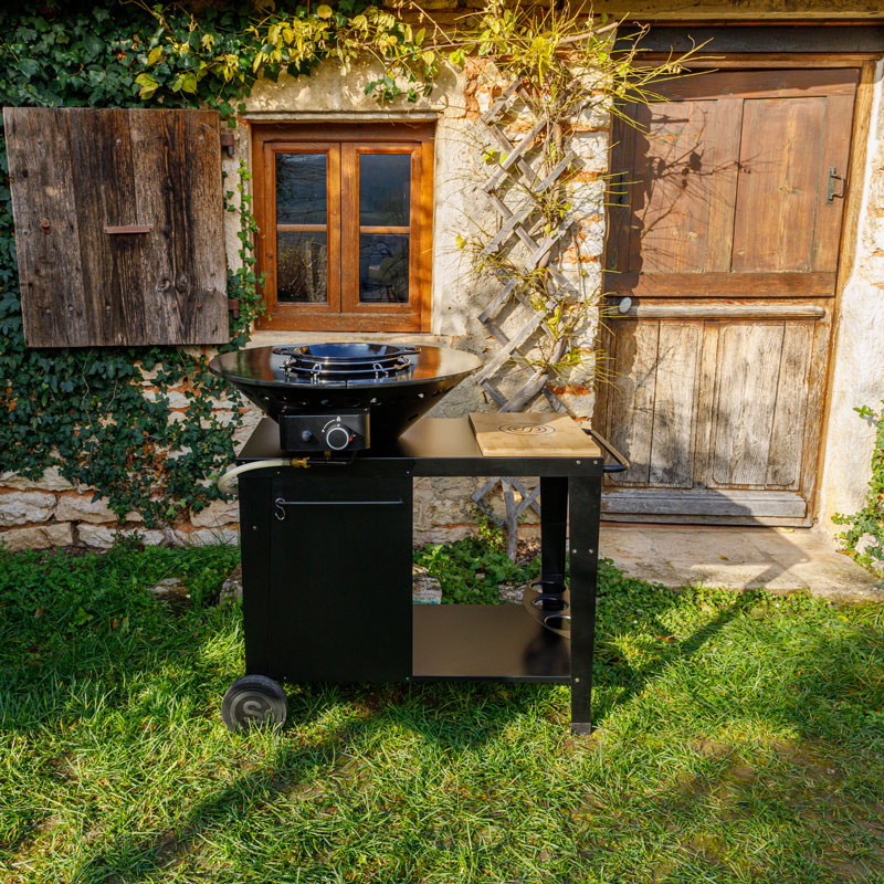 Braséro de cuisson à Gaz en acier laqué sur pieds en ambiance