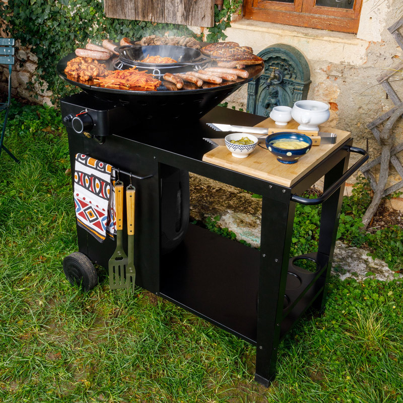 Braséro de cuisson à Gaz en acier laqué sur pieds en ambiance