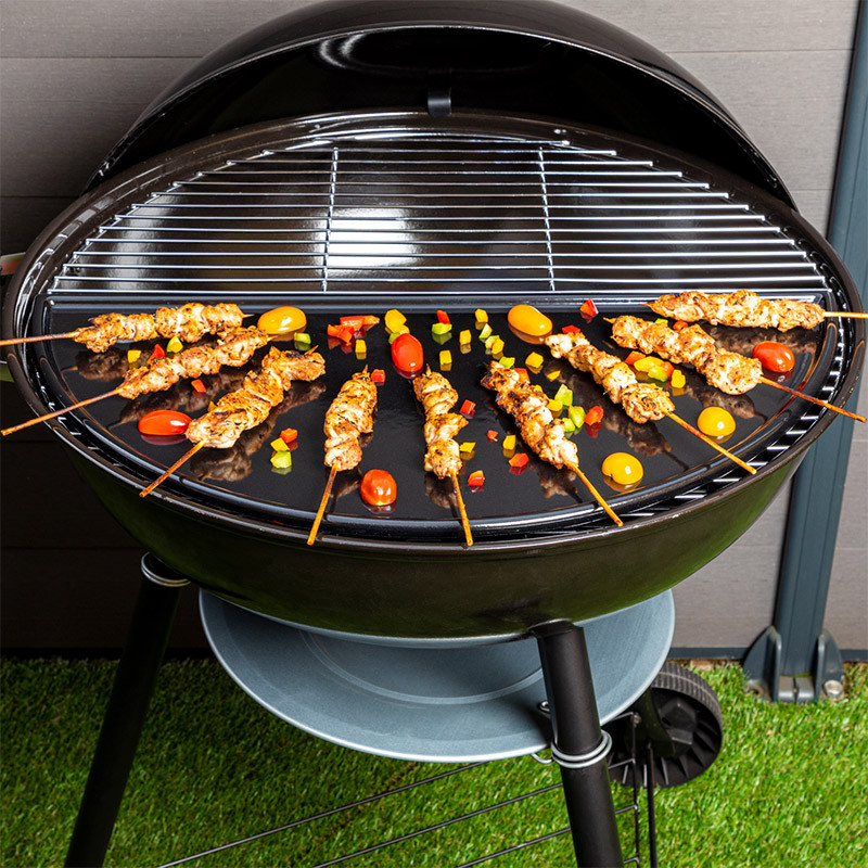 Plancha en fonte émaillé demi-lune s'adaptant uniquement sur nos barbecues Kettle de 57cm de diamètre