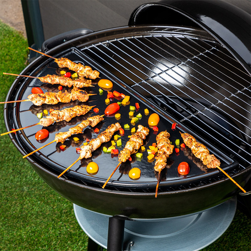 Plancha en fonte émaillé demi-lune s'adaptant uniquement sur nos barbecues Kettle de 57cm de diamètre