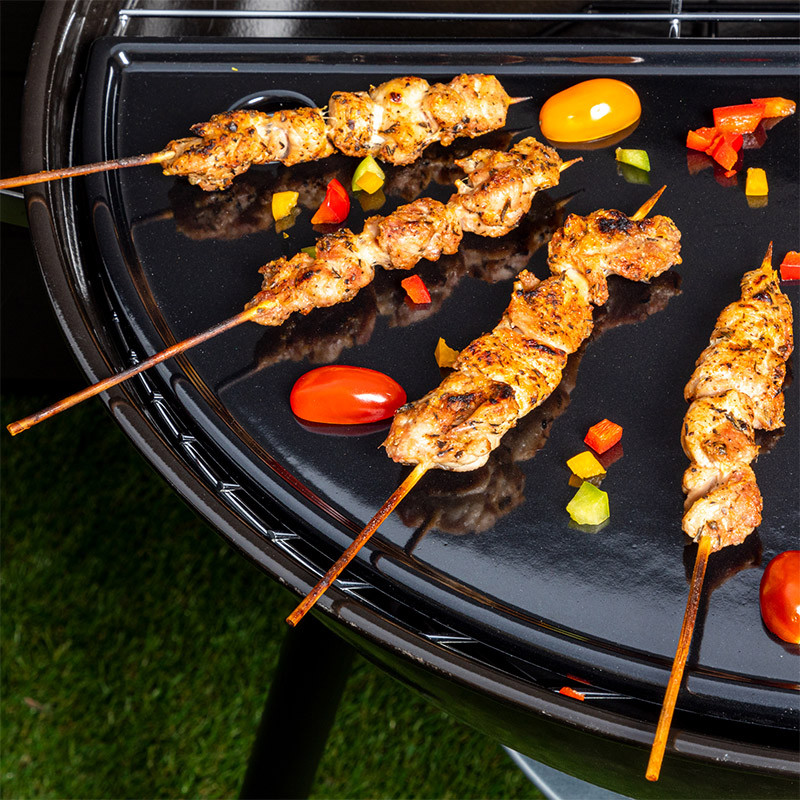 Plancha en fonte émaillé demi-lune s'adaptant uniquement sur nos barbecues Kettle de 57cm de diamètre