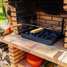 Insert charbon de bois cuisson grill installé dans barbecue béton fixe