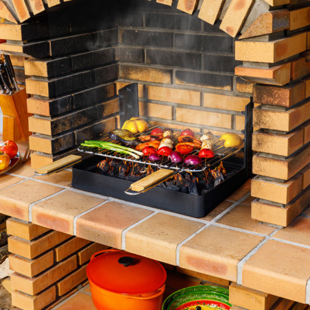 Insert charbon de bois cuisson grill installé dans barbecue béton fixe Insert charbon de bois cuisson grill installé dans barbecue béton fixe