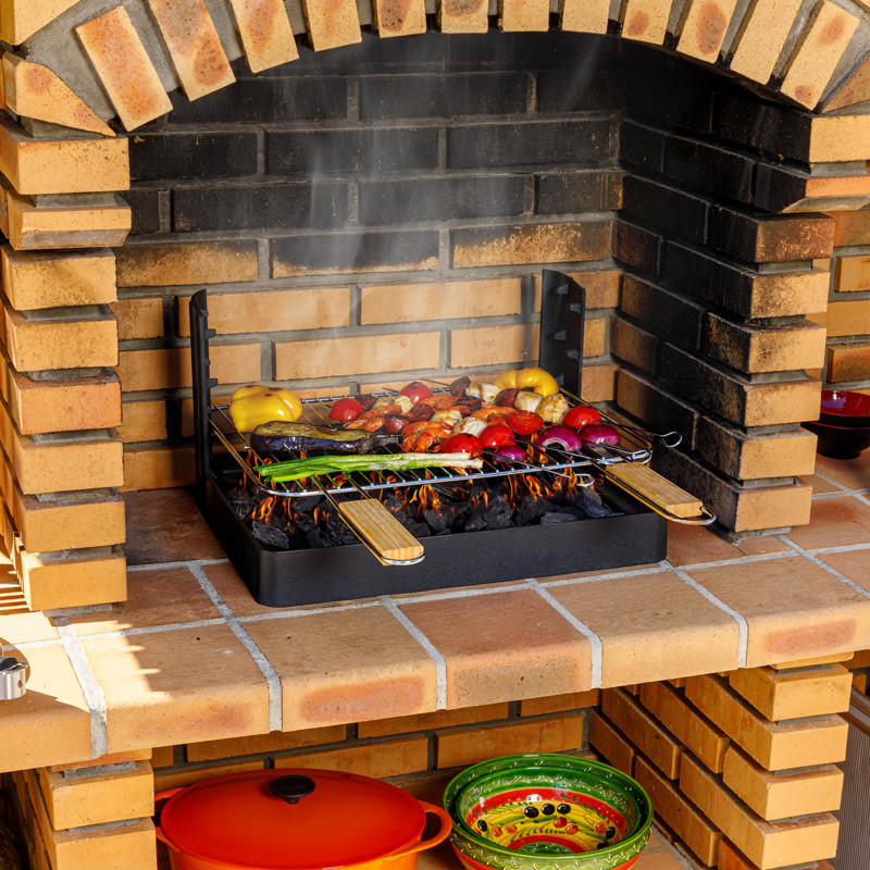 Insert charbon de bois cuisson grill installé dans barbecue béton fixe