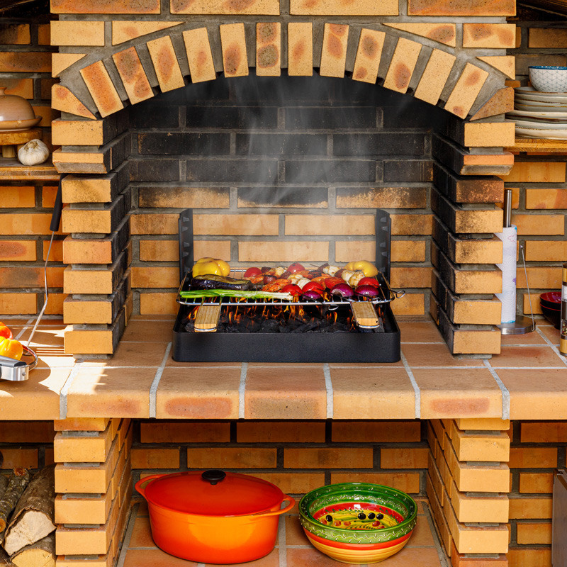 Insert charbon de bois cuisson grill installé dans barbecue béton fixe