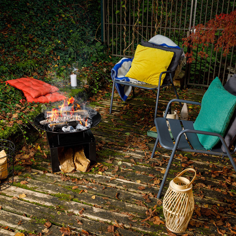 Braséro de chauffage en acier avec espace de rangement pour les bûches