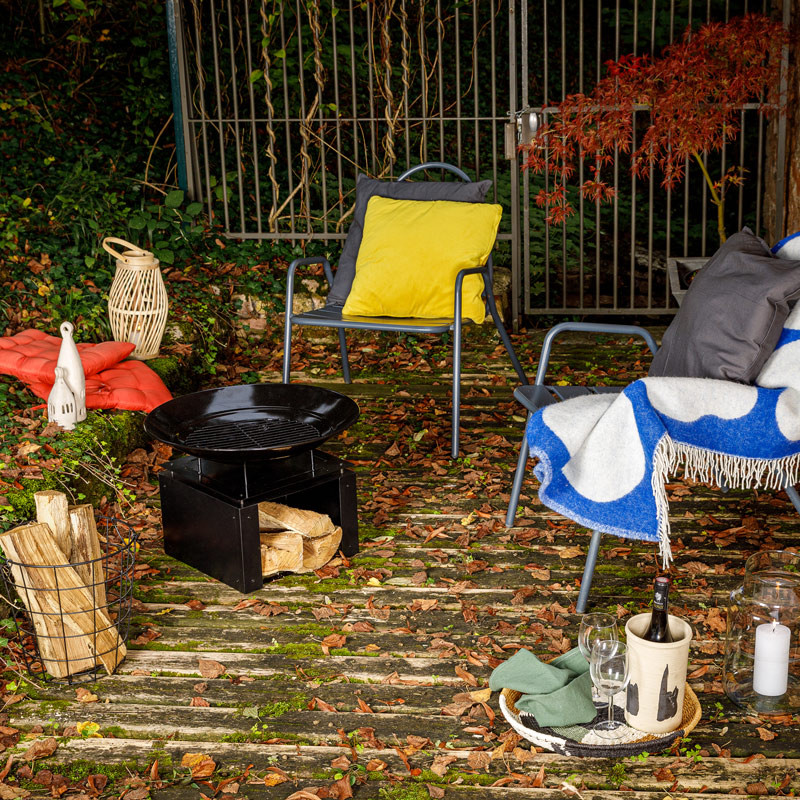 Braséro de chauffage en acier avec espace de rangement pour les bûches