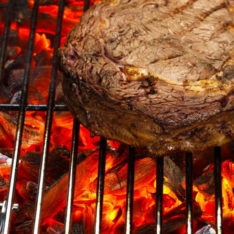 Le barbecue au charbon de bois