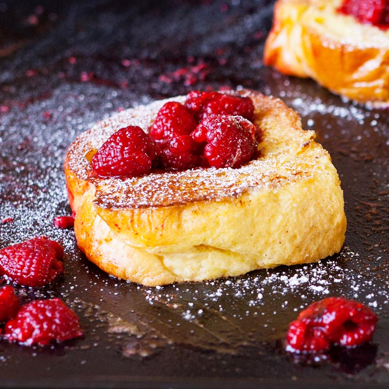 Pain perdu et framboises caramélisées