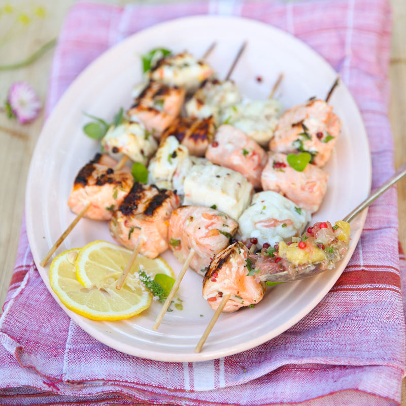 Brochettes de saumon et de cabillaud marinés aux agrumes