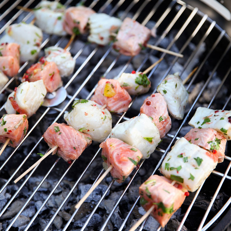 Brochettes de saumon et de cabillaud marinés aux agrumes