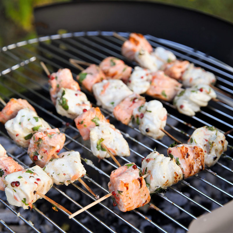 Brochettes de saumon et de cabillaud marinés aux agrumes