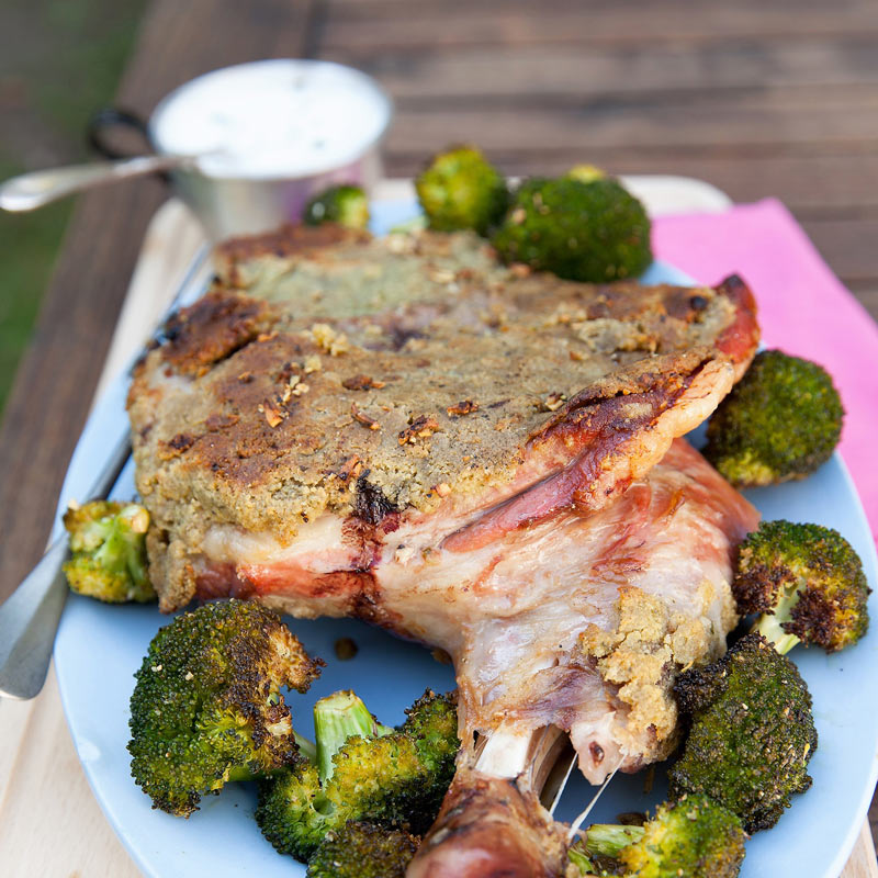 Épaule d’agneau aux herbes, pâte de coriandre, gingembre et cumin