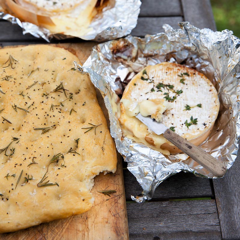 Camemberts rôtis au miel et au romarin, focaccia maison 