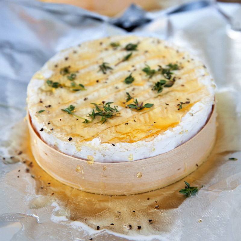 Camemberts rôtis au miel et au romarin, focaccia maison 