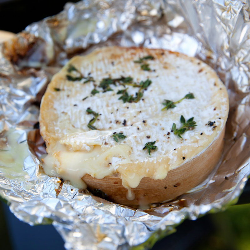 Camemberts rôtis au miel et au romarin, focaccia maison 