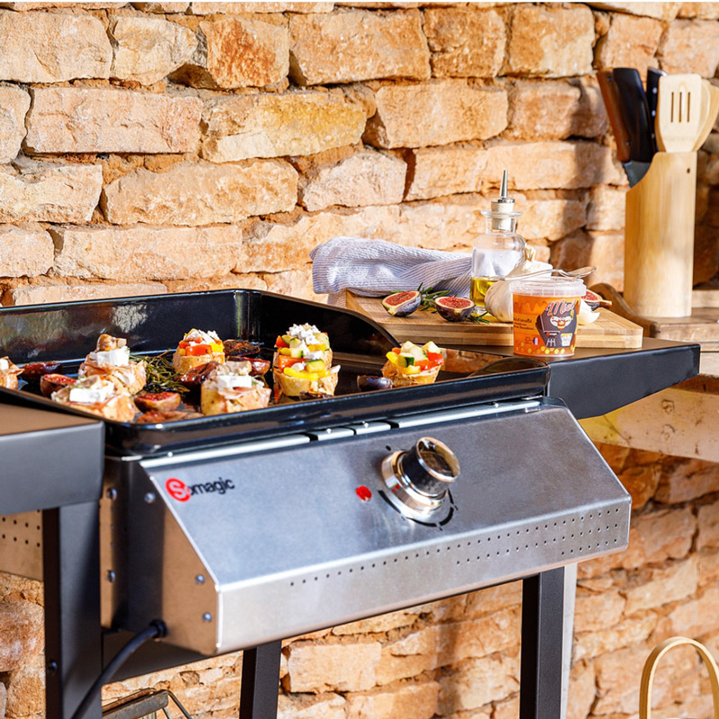 Tartines aux légumes du soleil et chèvre, accompagnées de figues grillées